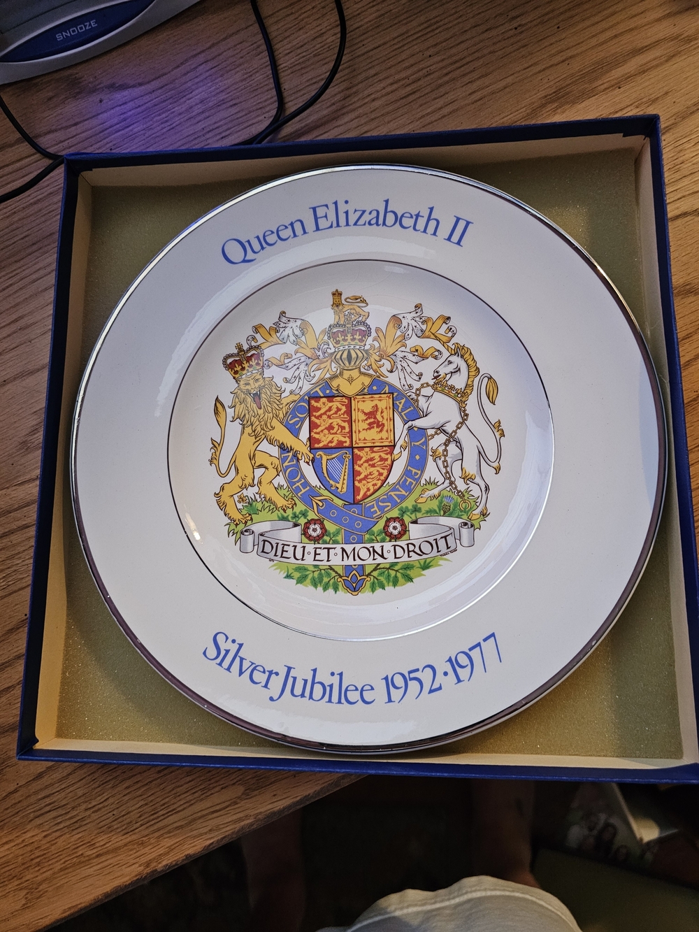 Commemorative White and Gold Dinner Plate – Silver Jubilee 1952–1977